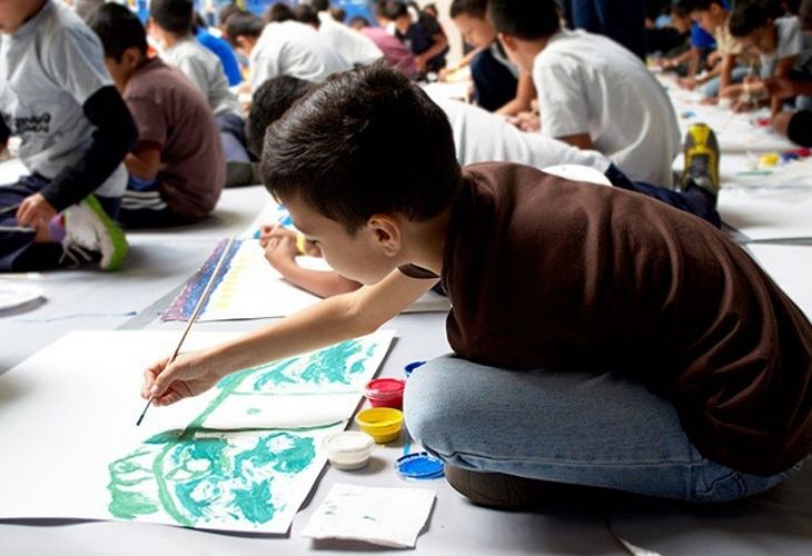 Niños creando