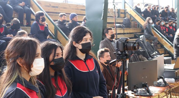 Fotografía de estudiantes y docentes en el anuncio de T4 Education sobre el proyecto Emilia TV entre los anunciados como las escuelas más innovadoras